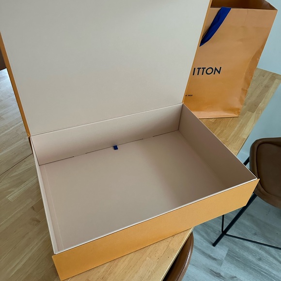 Extra large Louis Vuitton duffel bag box with ribbon. - Picture 3 of 6